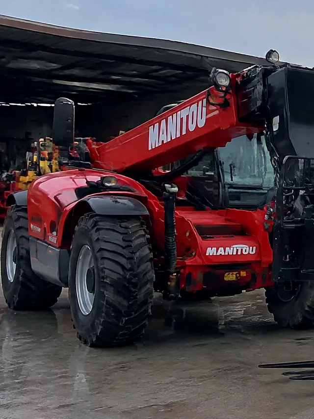 Manitou teleskopik yükleyici, bomu kalkık halde